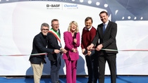 Personen auf dem Bild (v.l.n.r.): Lorenzo Bottinelli, Geschäftsführer und Vice President Country Cluster BASF Italy, Marco Citterio, Bürgermeister der Stadt Giussano, Daniela Polzot, Geschäftsführerin Chemetall Italy, Guido Guidesi, Ratsmitglied für wirtschaftliche Entwicklung Region Lombardei, Frank Naber, Senior Vice President Chemetall Personen auf dem Bild (v.l.n.r.): Lorenzo Bottinelli, Geschäftsführer und Vice President Country Cluster BASF Italy, Marco Citterio, Bürgermeister der Stadt Giussano, Daniela Polzot, Geschäftsführerin Chemetall Italy, Guido Guidesi, Ratsmitglied für wirtschaftliche Entwicklung Region Lombardei, Frank Naber, Senior Vice President Chemetall